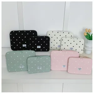 Gesteppte Laptoptasche mit süsser Herzstickerei, in mehreren Farben und Grössen erhältlich.