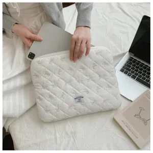 Housse matelassée pour ordinateur portable avec broderie de nœuds, idéale tablette 11 et PC 14 pouces.