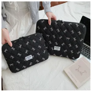 Sacoche pour ordinateur matelassée noire avec broderie nœud rose, housse tablette tendance.