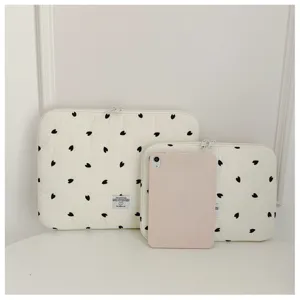 Koreanischer gesteppter Laptoptasche mit süßem Herzstickerei, weiche Tablettasche.