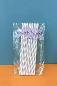 Cannucce di carta a righe viola con fiocchi, perfette per decorazioni feste e tavoli.