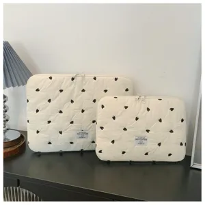 Gesteppte Laptoptasche mit süßem schwarzen Herzmuster, gepolsterte Tablet-Hülle für Büro.