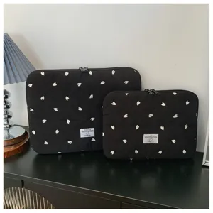 Schwarze gesteppte Laptoptasche mit süßer weißer Herzbestickung, stilvolle Tablet-Tasche für Alltag.