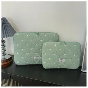 Grüne gesteppte Laptoptasche mit süsser Herzstickerei, stilvolles Tabletetui.