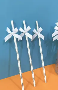 Cannucce di carta argentata a righe con fiocco bianco per decorazione festa compleanno.