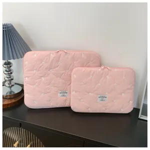 Rosa gesteppte Laptoptasche mit bestickten Herzen, süßes Tablet-Etui für den Alltagsschutz.