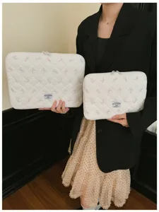 Housse d'ordinateur matelassée coréenne et étui iPad avec broderie de nœud papillon.