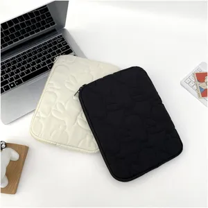 Koreanische süße gesteppte Kaninchen Tablet Hülle 11 13 Zoll tragbare Laptop Schutztasche Detail