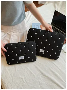 Gesteppte Laptoptasche mit süßen Herzbroschen, gepolsterte Tablet-Tasche für den Alltag.