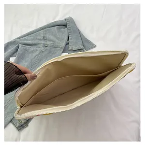 Vista dettagliata della borsa per laptop aperta con fodera interna e chiusura a zip.