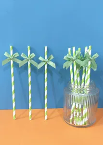 Cannucce di carta a righe verdi e bianche con fiocchi per feste e tavoli da dessert di compleanno.