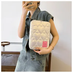 Ästhetische koreanische gesteppte Laptoptasche mit süßem Herzmuster und rosa Etikett für 13 15 Zoll
