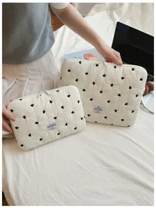 Gepolsterte koreanische Laptoptasche mit schwarzem Herz-Stickmuster für Tablets und Notebooks.
