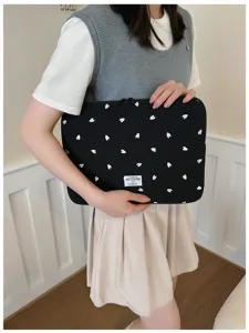Schwarze bestickte Laptoptasche mit weißen Herzen, stylische gepolsterte Tablettasche für den Alltag.