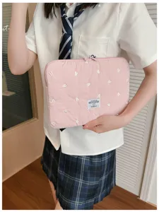 Nahaufnahme Detailansicht der rosa gesteppten Laptoptasche mit süssen weissen Stickmustern.