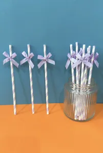 Decorativissime cannucce di carta con strisce viola e graziosi fiocchi per feste e party.