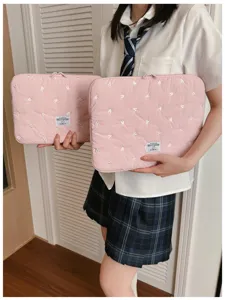 Rosa gesteppte Laptoptasche mit süßem gesticktem Herzmuster, gepolsterte Tablettasche für Alltag.