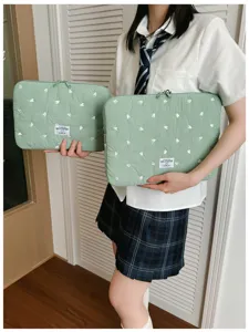 Gesteppte Laptoptasche mit süsser Herzstickerei, stilvolle Schutztasche für Tablets im Alltag.