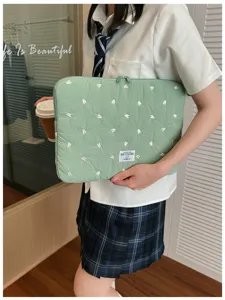 Grünes gestepptes Laptop-Sleeve mit süßer Herz-Bestickung, weiche Tablet-Tasche für 11 bis 14 Zoll.