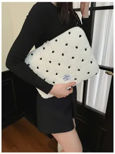 Schicke gesteppte Laptoptasche mit schwarzen Herzen, ideal für Alltag und stilvollen Schutz.