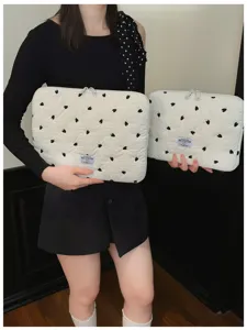 Gesteppte Laptoptasche mit schwarzer Herzstickerei, weichem Tablet-Case für den Alltag.