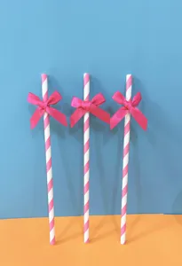 Cannucce di carta a righe rosa con graziosi fiocchi decorativi per feste ed eventi