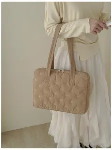 Sac cabas rembourre style coreen avec belle broderie de nœuds pour l'utilisation quotidienne.