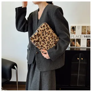 Custodia per laptop in peluche con stampa leopardata, morbida borsa per tablet con zip.