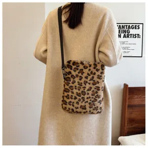 Dettaglio borsa a tracolla per laptop in peluche leopardato, texture morbida per tablet.