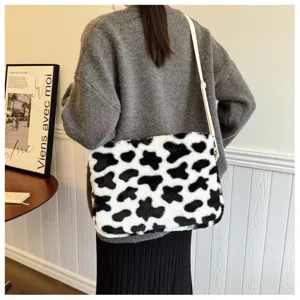 Borsa a tracolla soffice con stampa mucca e custodia per tablet da donna, morbido peluche.