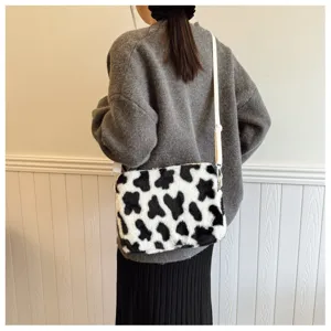Borsa a tracolla soffice con stampa mucca borsa in peluche morbida per donna casual
