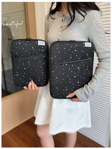 Dettaglio custodia tablet con motivo a stelle, borsa per laptop nera leggera e antiurto.