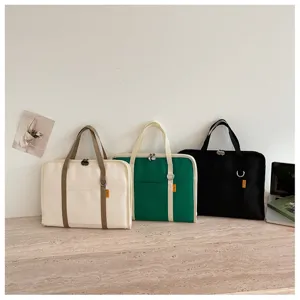 Dettaglio della borsa per laptop in tela, un pratico ed elegante modello casual.