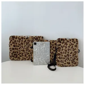 Vista dettagliata della borsa per laptop leopardata pelosa e borsa a tracolla, morbido.