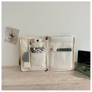 Vista dettagliata dell'interno della borsa per laptop in tela con organizer a tasche.