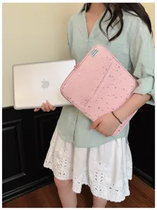 Dettaglio della custodia rosa in stile coreano con motivo di stelle per computer portatile.