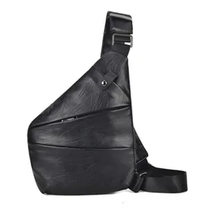 Schwarze PU Leder Herrentasche Detailansicht, lässiger Sling Rucksack mit Reißverschlusstasche.