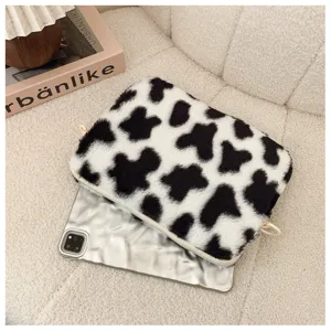 Custodia per tablet soffice con motivo mucca per laptop, morbida borsa in peluche con zip.