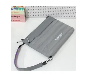 Graue gesteppte 14 Zoll Laptoptasche Schultertasche für Tablet mit Gurt und Reißverschluss.