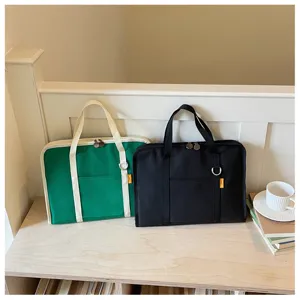 Dettaglio borsa per laptop coreana minimalista in tela, tote unisex da 14 pollici per lavoro.