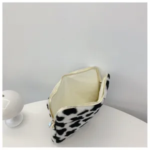 Custodia peluche per laptop vista dettagliata con morbida fodera interna e pratica zip.