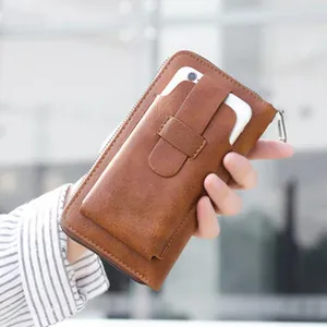 Nahaufnahme Detail der braunen PU Leder Herren Handy Brieftasche mit Reissverschluss.