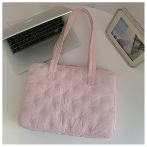 Sacoche d'ordinateur matelassée rose avec broderie de nœuds, idéale pour portable 14 pouces.