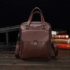 Dunkelbraune Business-Aktentasche aus Leder im Detail, zeigt Vintage-Textur und stabile Griffe.