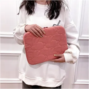 Süße rosa Kaninchen gesteppte Laptoptasche, leichte tragbare Tablet Schutzhülle Detail.