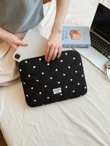 Schwarze gesteppte Laptoptasche mit süßem Herzmuster, stylische Tablet-Innentasche 14 Zoll.