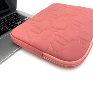 Rosa gesteppte Laptoptasche im Detail mit Hasenmuster, weichem Stoff und sicherem Reißverschluss.
