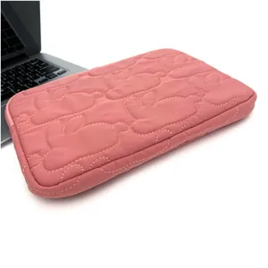 Detaillierte Nahaufnahme des rosa gesteppten Laptop-Schutzetuis mit niedlichem Hasen-Design.