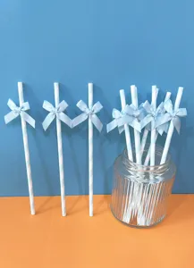 Cannucce di carta a righe blu e bianche con fiocco in nastro azzurro per feste e compleanni.