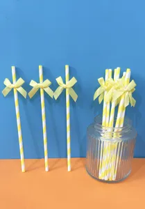 Cannucce di carta con fiocco giallo per decorazione festa e tavolo da dessert di compleanno.